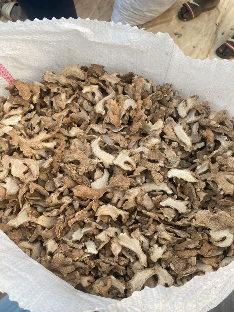 Dried ginger flakes